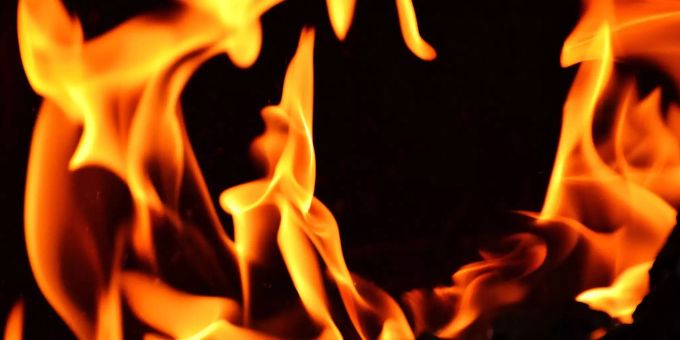 Ein Feuer lodert (Symbolbild). Ein Feuer lodert.