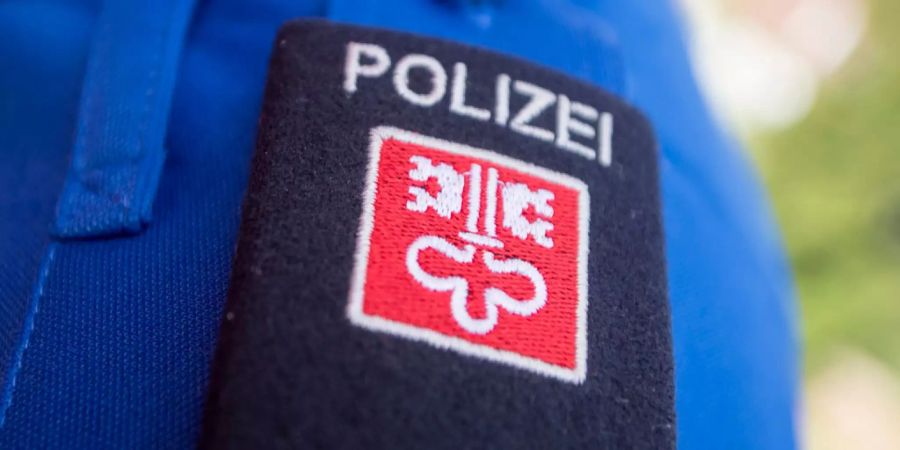 Legende Das Logo der Kantonspolizei Nidwalden auf der Polizeikleidung am "Tag der offenen Tuer" in der Interkantonalen Polizeischule IPH