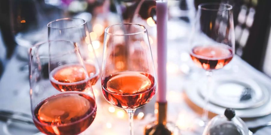 Gläser mit Wein gefüllt.