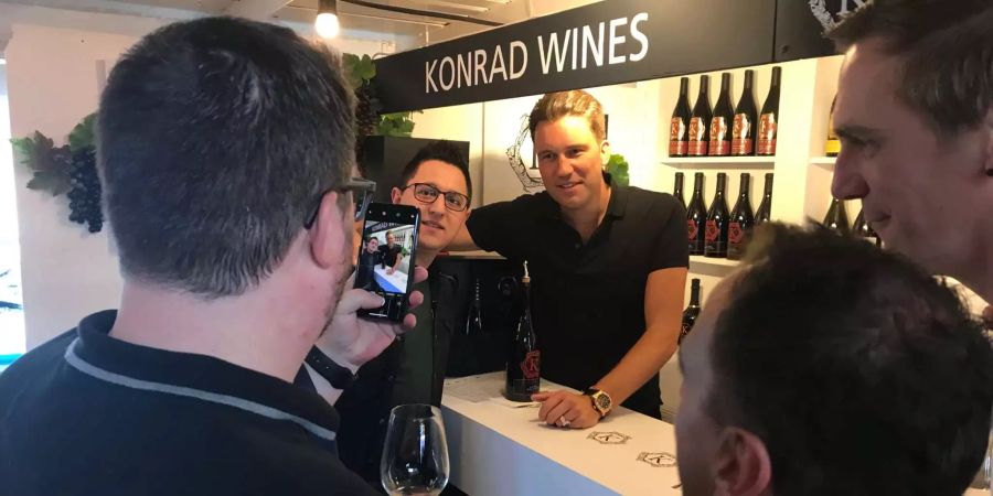 Nebst dem Wein ausschenken wollen viele Besucher natürlich auch Fotos mit dem bekannten DJ machen.