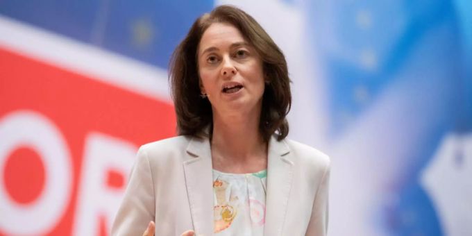 Katarina Barley geht beim Anschlag auf den Berliner Weihnachtsmarkt vor zwei Jahren weiterhin von einem Einzeltäter aus. Katarina Barley an der Delegiertenkonferenz der SPD.