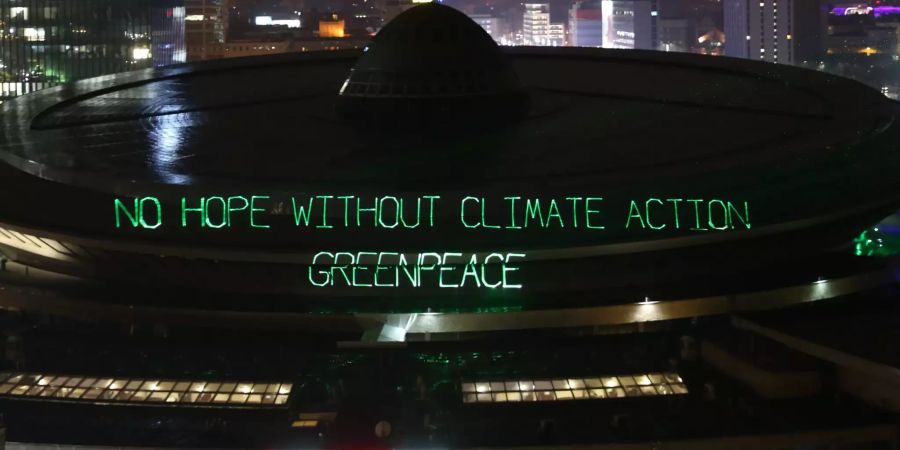 Greenpeace beleuchtet den Mehrzweck-Arenenkomplex «Spodek» in Kattowitz (POL) mit den Worten «Keine Hoffnung ohne Handeln – Greenpeace».