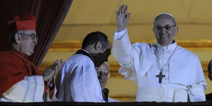 Am 13. März 2013 grüsst Papst Franziskus nach seiner Wahl die Menschenmenge auf dem Petersplatz im Vatikan.