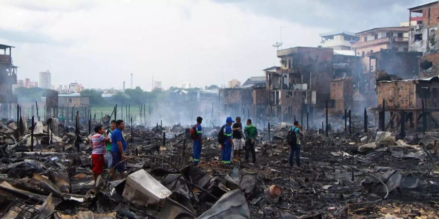 Die Feuer in Manau (BRA) hinterliessen eine riesige Zerstörung.