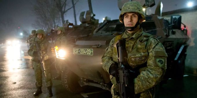 Soldaten der Kosovo-Sicherheitstruppe stehen vor einem Panzer. Soldaten der Kosovo-Sicherheitstruppe stellen sich am Ende der Zeremonie zur Bildung der Armee auf.