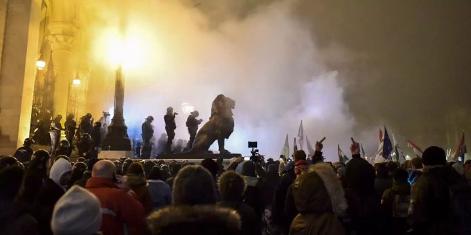 Polizisten setzten Tränengas gegen Demonstranten ein bei einem Prostest in Budapest ein. Polizisten setzten Tränengas gegen Demonstranten ein.