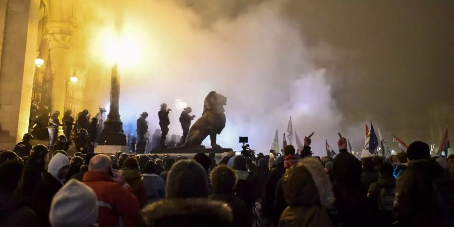 Polizisten setzten Tränengas gegen Demonstranten ein.