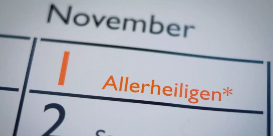 Der 1. November, Allerheiligen, ist auf einem Kalender zu sehen.