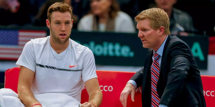 Jim Courier (r.) spricht mit seinem Spieler John Sock.