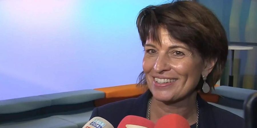 Doris Leuthard (CVP) lässt zu ihrer Bildauswahl ausrichten: «Sie symbolisiert die wertvolle Vielfalt unseres Landes, verbunden mit dem Wunsch, zugunsten der kommenden Generationen nachhaltige Spuren zu hinterlassen.»