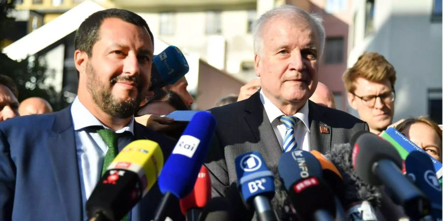 Horst Seehofer (CSU, r.), Bundesminister des Innern, für Bau und Heimat, und Matteo Salvini (l.), Innenminister von Italien, sprechen mit Journalisten im Rahmen eines bilateralen Treffens am Vorabend des EU-Innenministertreffens in innsbruck (Ö).