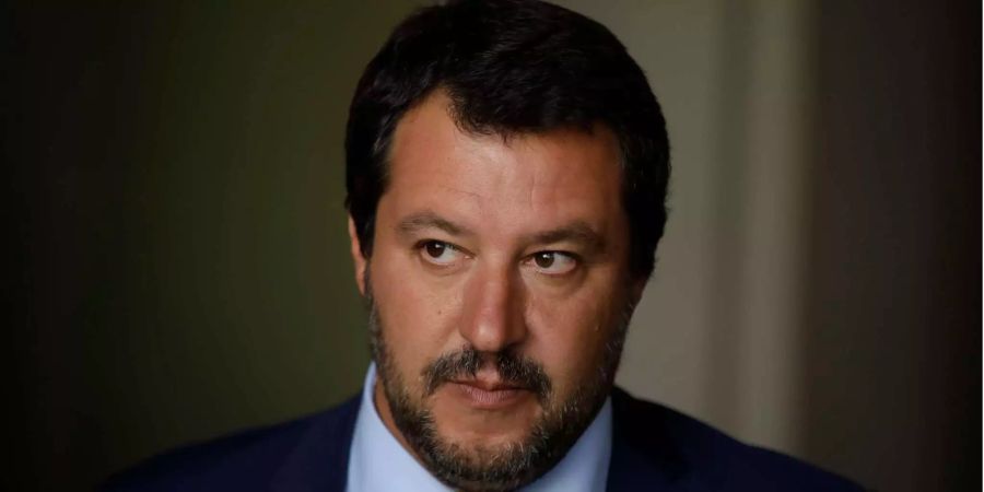 Der italienische Innenminister und Chef der rechten Lega Matteo Salvini erscheint an einer Pressekonferenz.