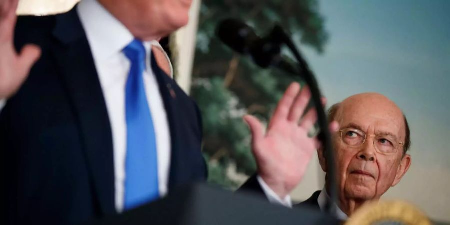 Handelsminister Wilbur Ross hört im Weissen Haus US-Präsident Trump zu, wie dieser im März 2018 über die Einführung von Strafzöllen gegenüber China spricht.