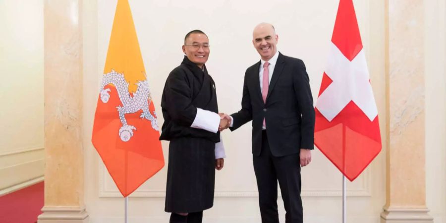 Der Schweizer Bundespräsident Alain Berset begrüsst Bhutans Ministerpräsident Tshering Tobgay in Bern.