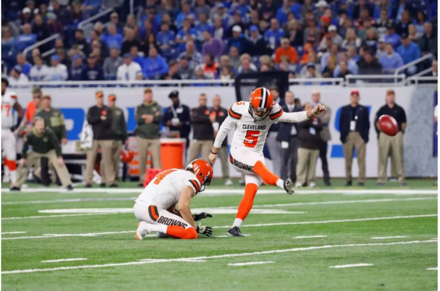 Horror-Spiel für Browns-Kicker Zane Gonzalez: Der Kicker vergibt zwei Field-Goals und zwei Extrapunkte. Damit vergibt er die grosse Chance, Cleveland (das vor allem Defensiv sehr überzeugt) zum ersten Sieg seit Dezember 2016 (!) zu führen. So verliert das Team von Tyrod Taylor aber mit 18:21 gegen die Saints.