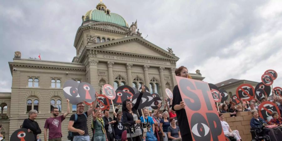 Eine Demonstration gegen das Sozialdetektiv-Gesetz vor dem Bundeshaus in Bern.