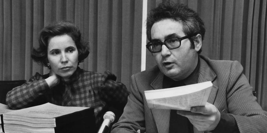 Beate Klarsfeld (links) und Serge Klarsfeld (rechts) zeigen Dokumente bei einer Pressekonferenz in 1979 in Bonn (D).