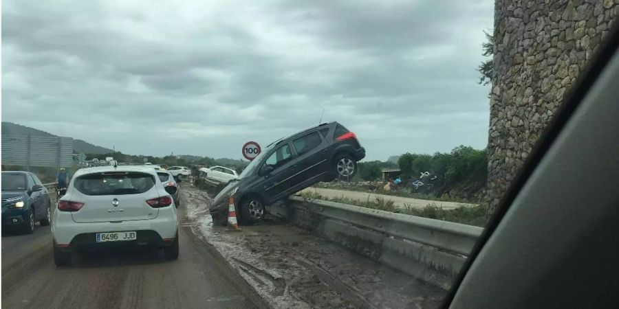 Wegen der Unwetter auf Mallorca gab es auf der Autobahn mehrere Unfälle.