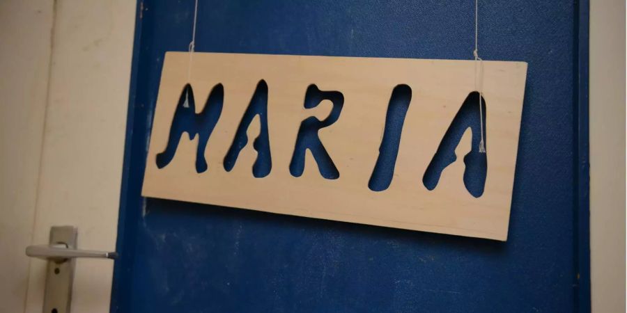 Das Namensschild der verschwundenen Maria hängt an ihrer Zimmertür in der Wohnung der Mutter.