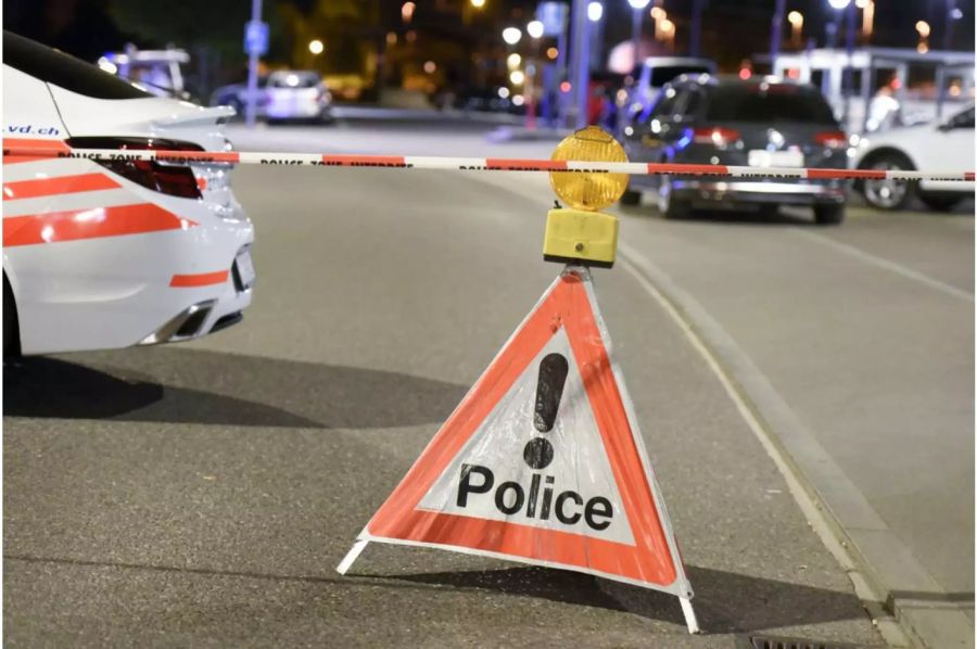 Polizei Warndreieck auf der Strasse - Keystone