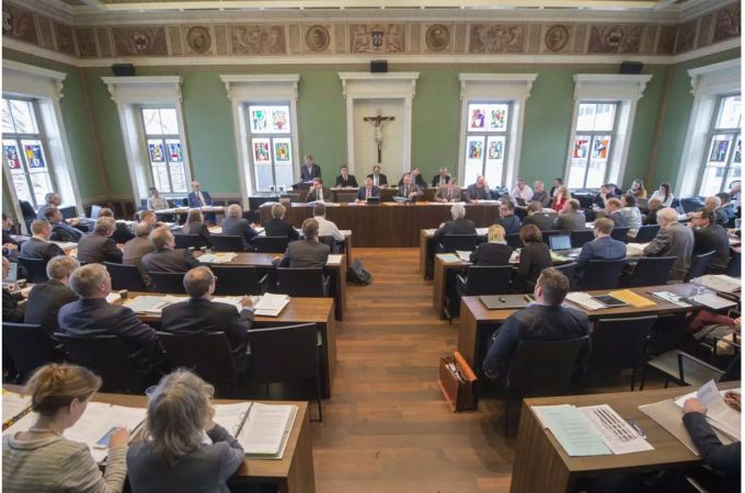 Kantonsratsaal in Zug gefüllt mit Parlamentarier. (Archiv) kanton zug