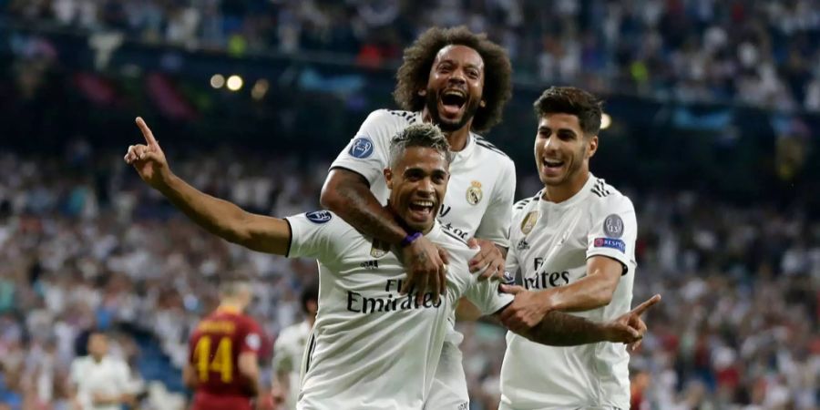 Real Madrid's Mariano feiert sein Tor mit Marcelo und Asenslo.