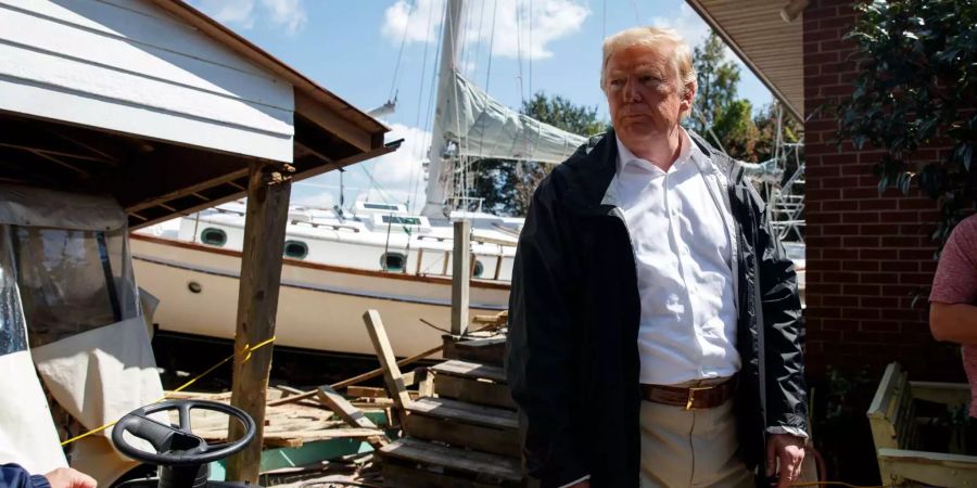 Präsident Donald Trump besucht in New Bern (USA) ein Haus, in dem ein Boot im Hinterhof an Land gespült wurde, während er eine Nachbarschaft bereist, die vom Hurrikan Florence betroffen ist.