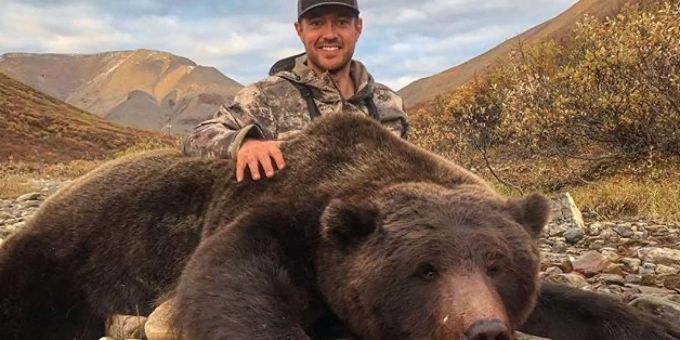 Toter Bär auf Twitter - Ex-NHL-Spieler erzürnt mit Jagdtrophäen-Foto