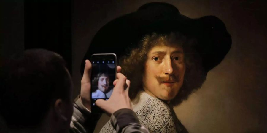 Ein Mann fotografiert das Gemälde «Antonie Coopal» von Rembrandt.