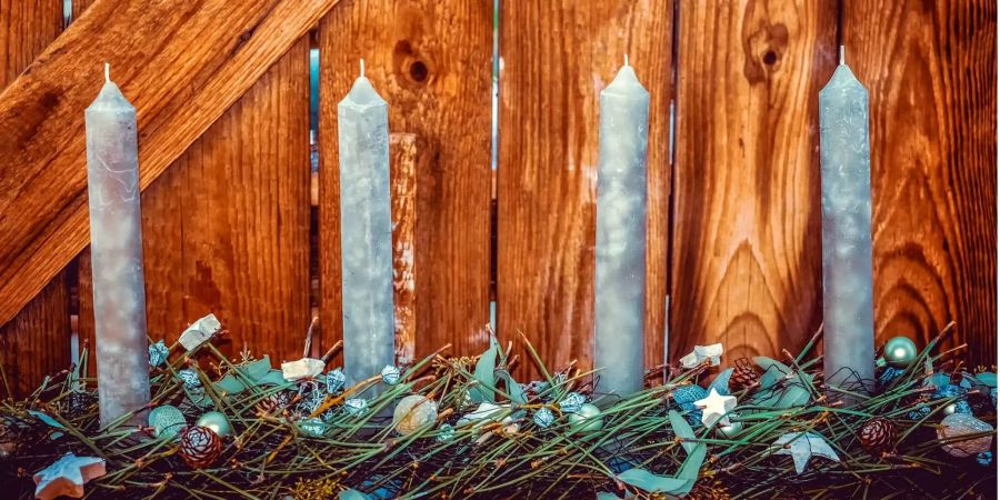 Der ursprüngliche Adventskranz bestand aus 24 Kerzen: 20 kleine, rote für die Wochentage und vier grosse, weisse für die Sonntage.