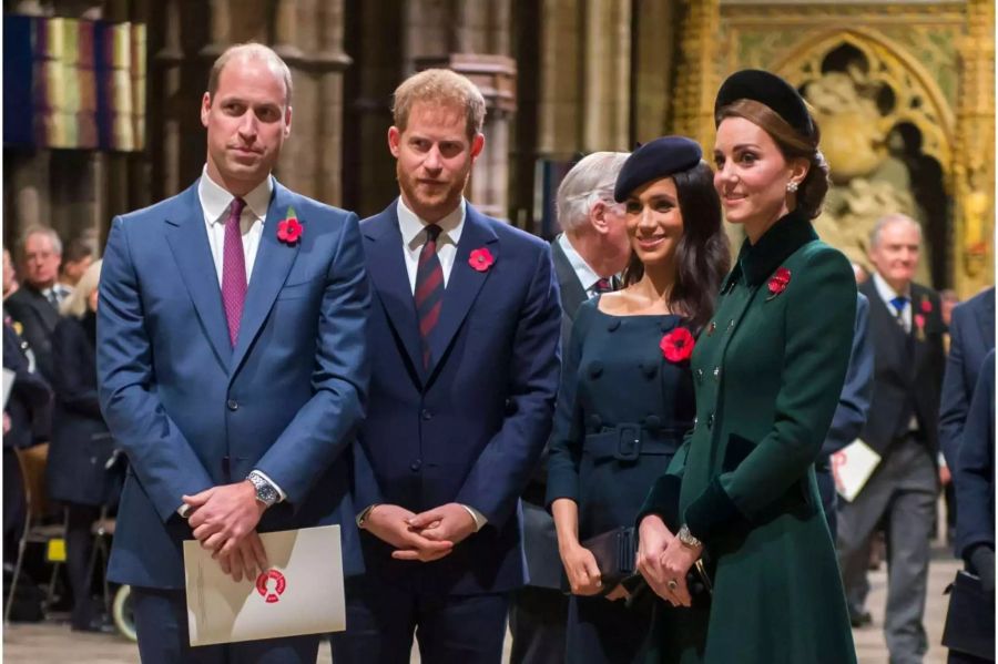 Die Prinzen William und Harry sowie ihre Frauen Kate und Meghan nehmen in der Westminster Abbey an einem Gedenkgottesdienst teil. Hier gaben sich die Paare noch vereint.