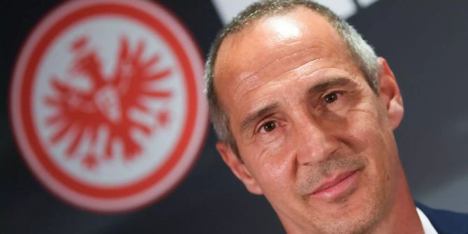 Adi Hütter an einer Pressekonferenz seines Vereins, der Eintracht Frankfurt.