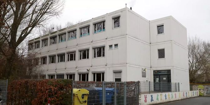 Aussenansicht des Containergebäudes der Aussenstelle der Ludwig-Erhard-Schule in der zuvor ein Feuer ausgebrochen war.