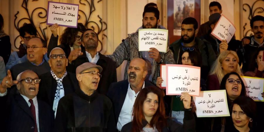 Aktivisten protestieren am Vorabend des offiziellen Besuchs des saudischen Kronprinzen Mohammed bin Salman in Tunesien.