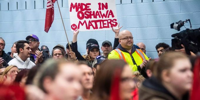 Menschen demonstrieren gegen den Stellenabbau bei GM. Menschen demonstrieren gegen den Stellenabbau bei GM.
