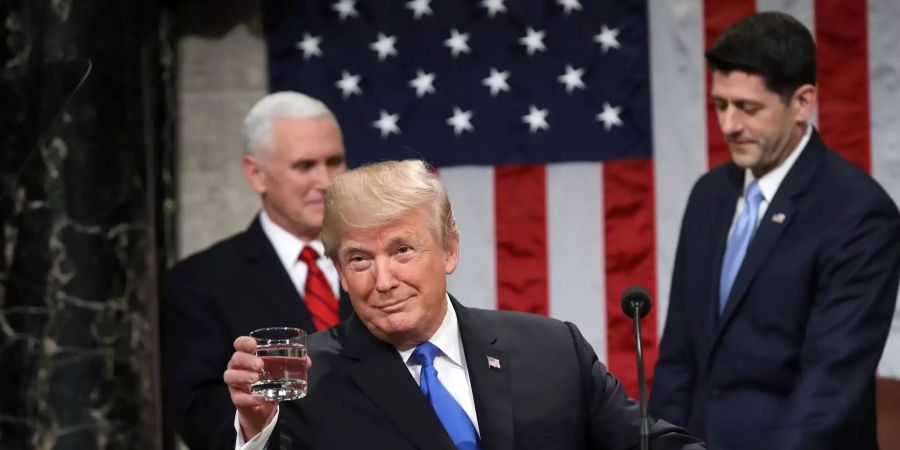 US-Präsident Donald Trump hält ein Glas Wasser in der Kammer des Repräsentantenhauses.