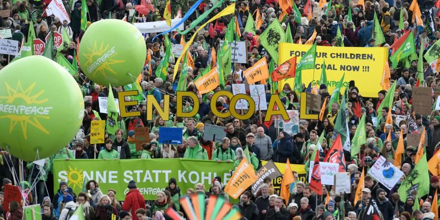 Mehrere tausend Teilnehmer protestieren bei einer Demonstration von Umweltschützern «Kohle Stoppen - Klimaschutz jetzt».