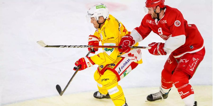 Biels Mathieu Tschantre (links) im Zweikampf mit dem Lausanner Torrey Mitchell (rechts).