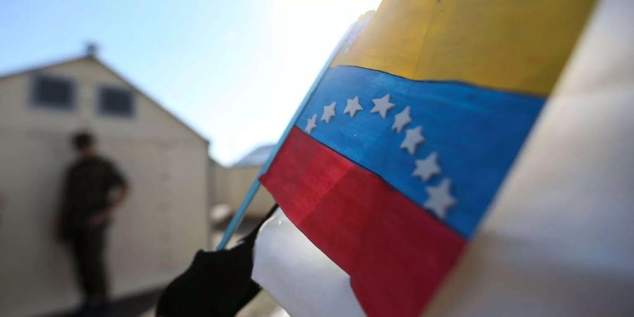 Eine kleine venezolanische Flagge weht im Wind im brasilianischen Flüchtlingslager «Abrigo Rondon 1».