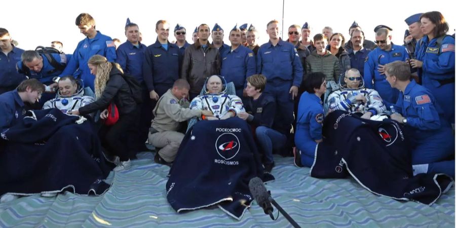 Die Nasa Astronauten Richard Arnold, Oleg Artemyev und Andrew Feustel nach ihrer Landung. (v.l.n.r.)