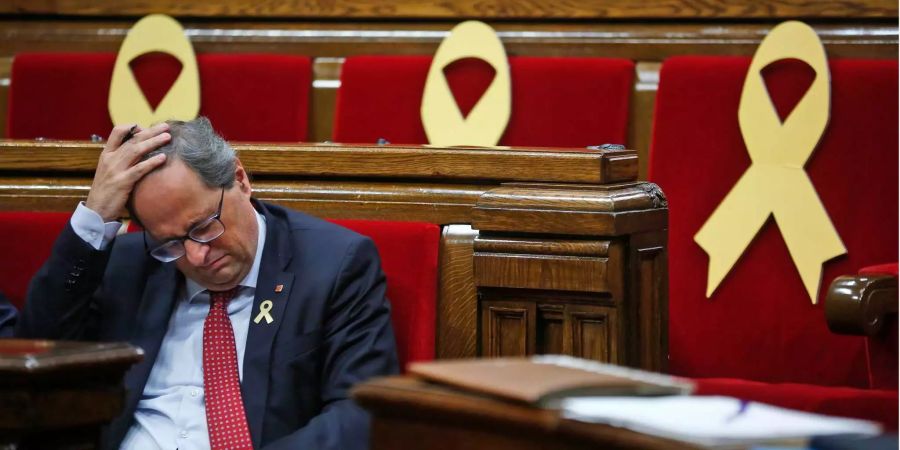 Quim Torra, Regionalpräsident von Katalonien, sitzt während einer Parlamentssitzung im katalanischen Parlament.