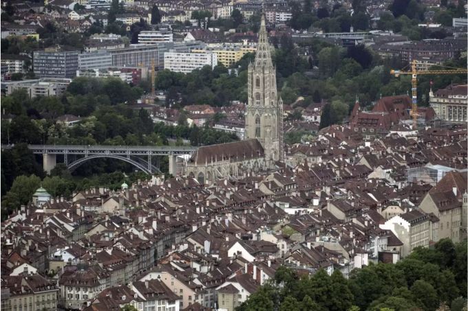 Blick auf die Altstadt von Bern und das Berner Münster bern