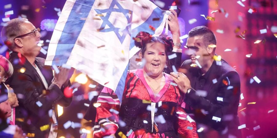 Die Sängerin Netta aus Israel freut sich beim Finale des 63. Eurovision Song Contest über ihren Sieg.