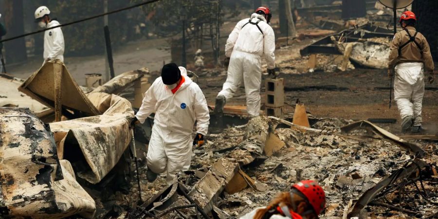 Rettungskräfte suchen nach dem Waldbrand in Kalifornien nach menschlichen Überresten.