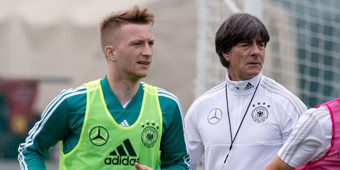 Marco Reus (links) wird für einmal neben dem Platz gefordert. Marco Reus