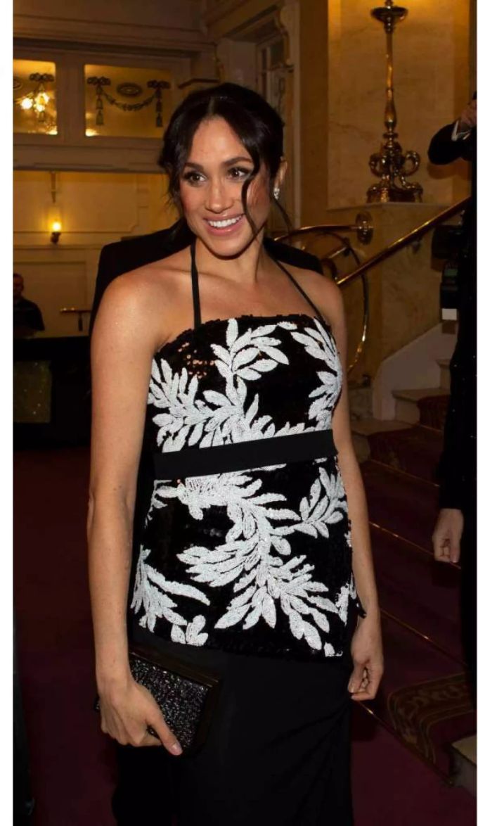 Stolz präsentiert Herzogin Meghan ihr wachsendes Babybäuchlein. Stolz präsentiert Herzogin Meghan ihr wachsendes Babybäuchlein.