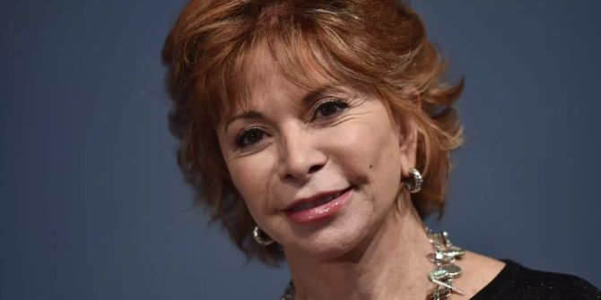 Die chilenisch-US-amerikanische Autorin Isabel Allende schaut auf der Buchmesse in Frankfurt am Main (Hessen) in die Kamera.