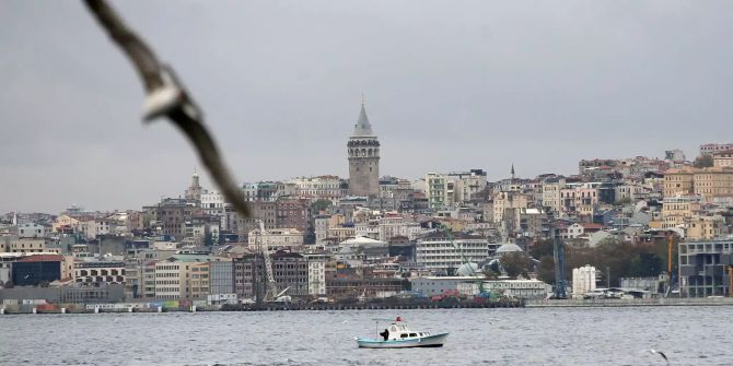 Ein Boot treibt auf dem Bosporus vor Istanbul.