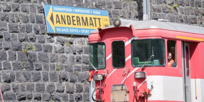 Ein Personenzug der Matterhorn-Gotthard Bahn beim Bahnhof in Göschenen UR.