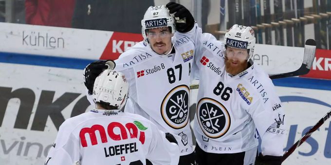 Lugano-Löffel gratuliert Dario Bürgler zu seinem Treffer. Lugano-Löffel gratuliert Dario Bürgler zu seinem Treffer.